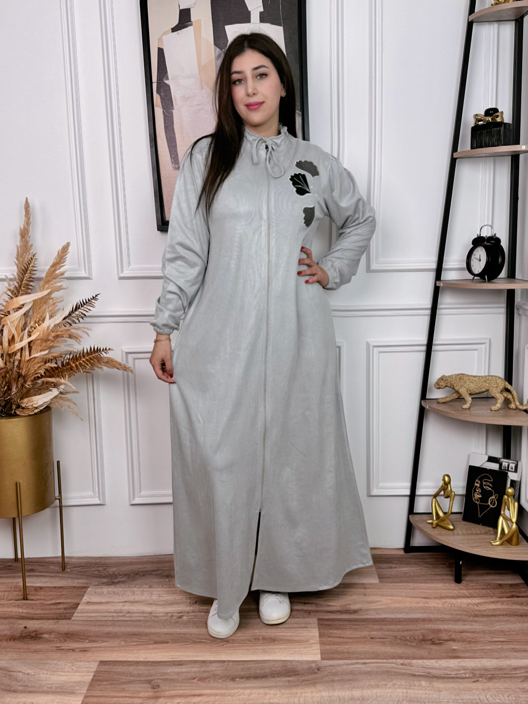 Robe longue unie avec poches et légère broderie