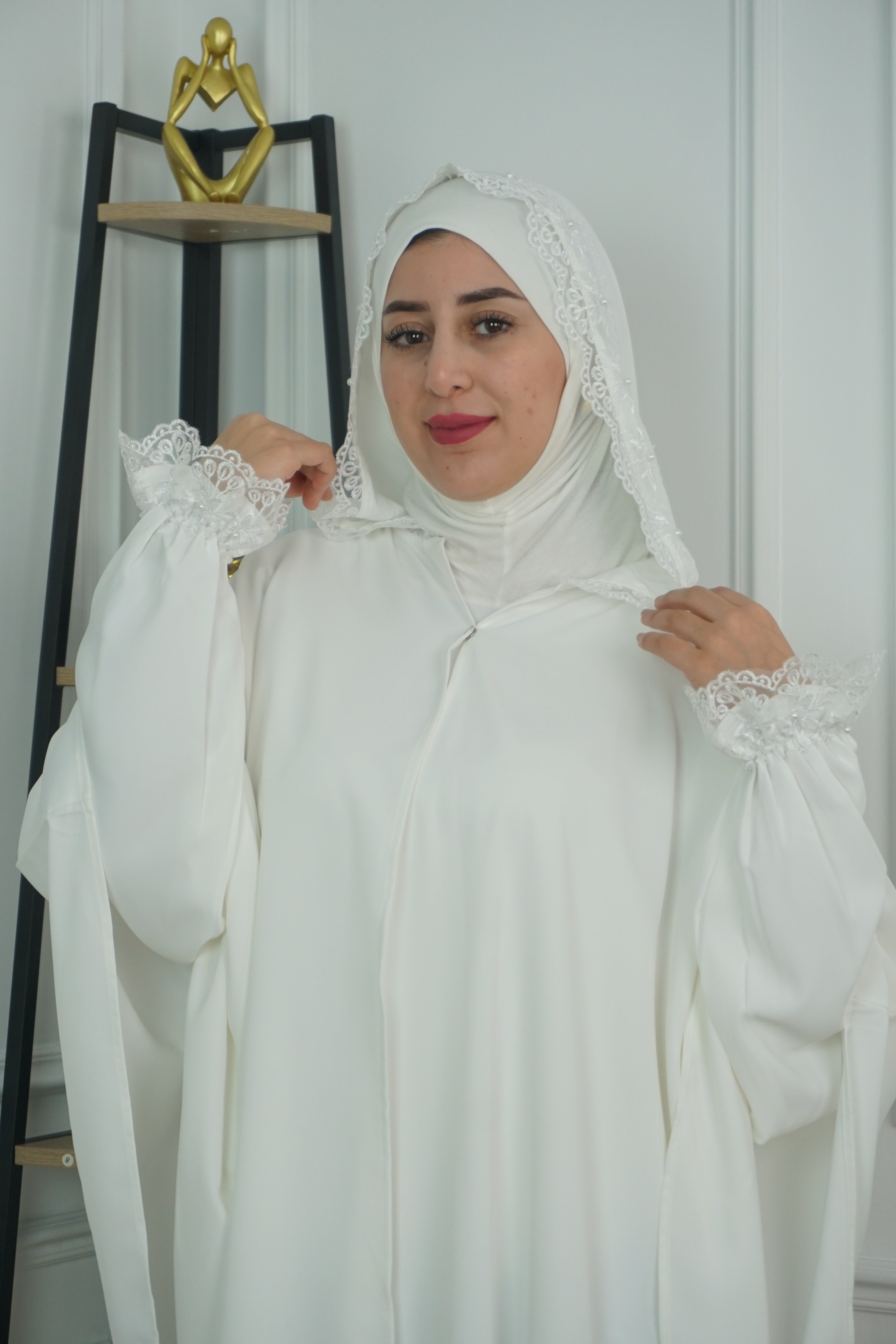 Abaya Chic à Détails en Dentelle