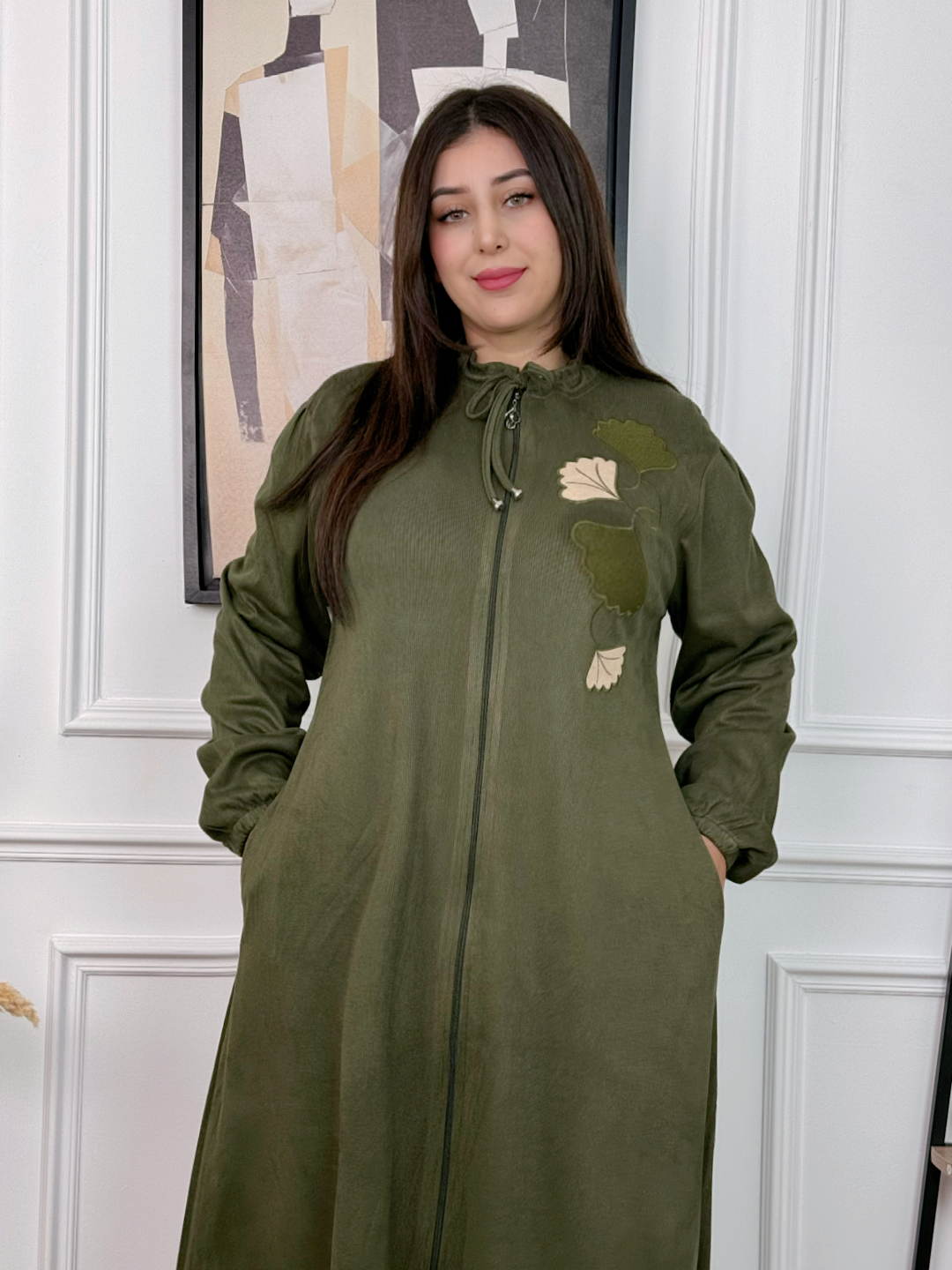 Robe longue unie avec poches et légère broderie