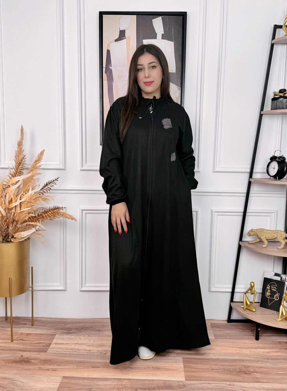 Robe longue unie avec poches et légère broderie